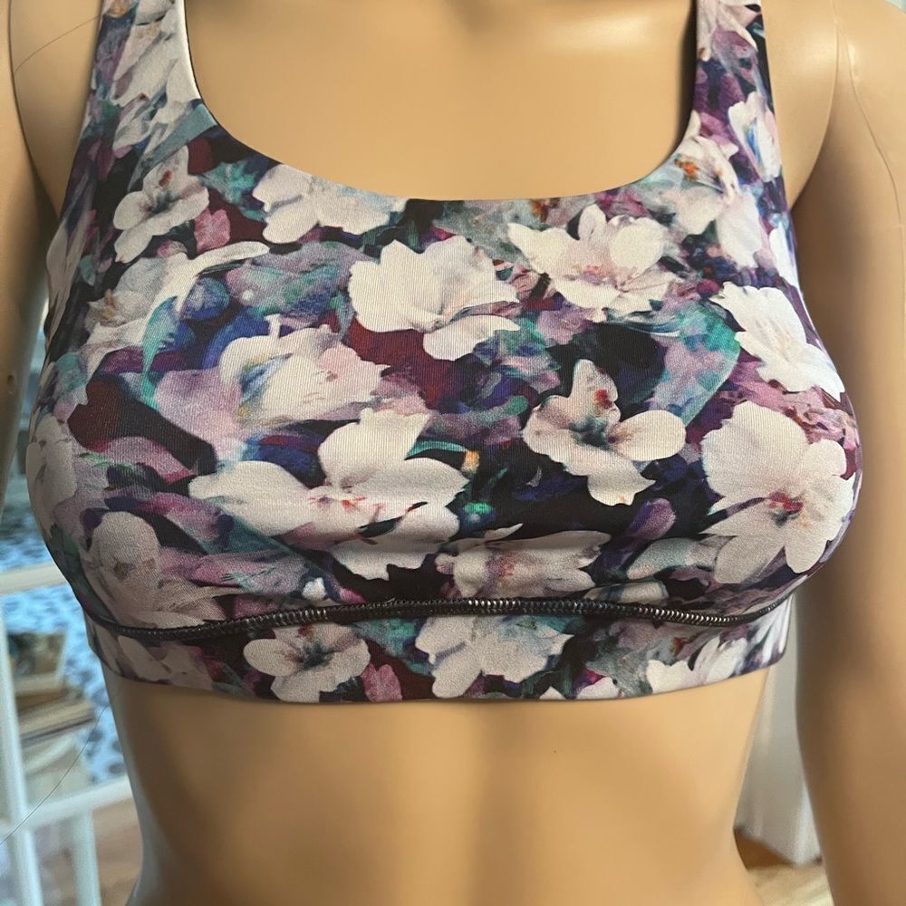 Lululemon Floral Energy Bra Top in Purple sz. XXS